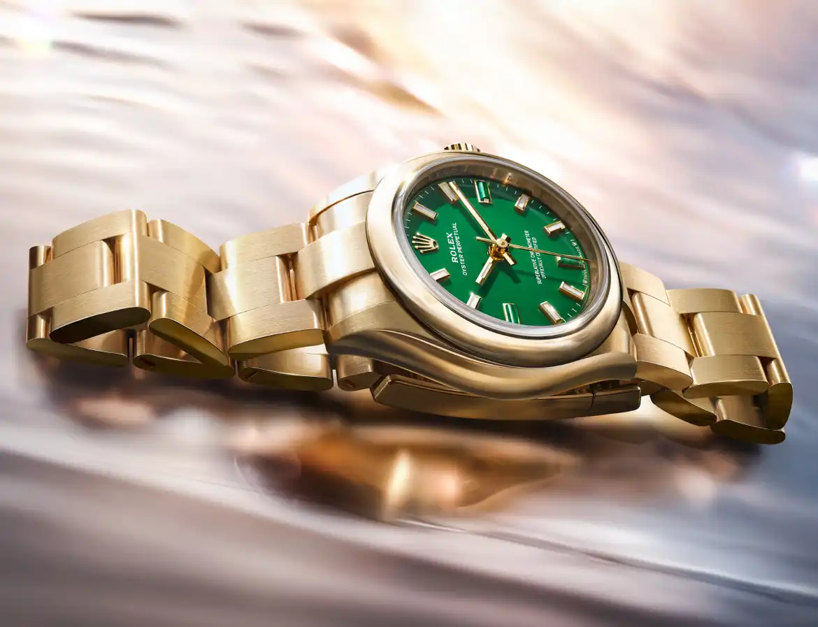Rolex New Watches 2026 The Oyster Perpetual 28 And 34 M124205 0002 And M276208 0002 Ambiance Portrait